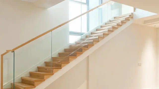 Sécurité d'un escalier — garde-corps et main courante